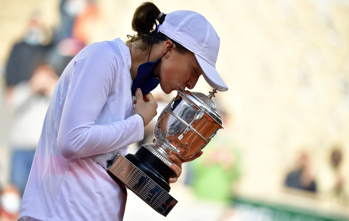Iga Świątek pokonała w finale French Open amerykańską tenisistkę Sofię Kenin 6:4, 6:1. Tym samym 19-latka jest pierwszą w historii osobą reprezentującą Polskę z tytułem wielkoszlemowym w singlu. 
