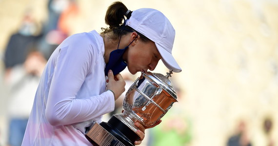 Iga Świątek pokonała w finale French Open amerykańską tenisistkę Sofię Kenin 6:4, 6:1. Tym samym 19-latka jest pierwszą w historii osobą reprezentującą Polskę z tytułem wielkoszlemowym w singlu. 