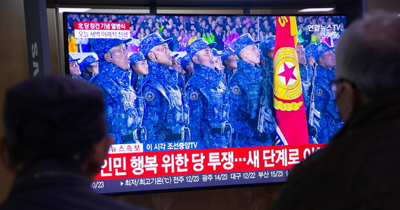 Przywódca Korei Płn. Kim Dzong Un zapowiedział zwiększenie siły „odstraszania od wojny”. Słowa padły podczas parady wojskowej, na której pokazano nowe międzykontynentalne rakiety balistyczne i pociski wystrzelane z okrętów podwodnych – przekazała agencja Yonhap.