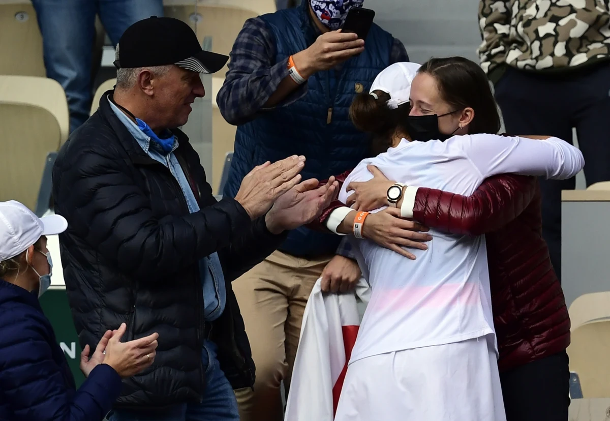 Iga Świątek za sprawą triumfu we French Open została pierwszą osobą z Polski z tytułem wielkoszlemowym w singlu w dorobku. 19-letnia tenisistka, której pasją jest muzyka, od kilku lat była określana mianem wielkiego talentu i pokładane w niej nadzieje spełniła w sobotę.