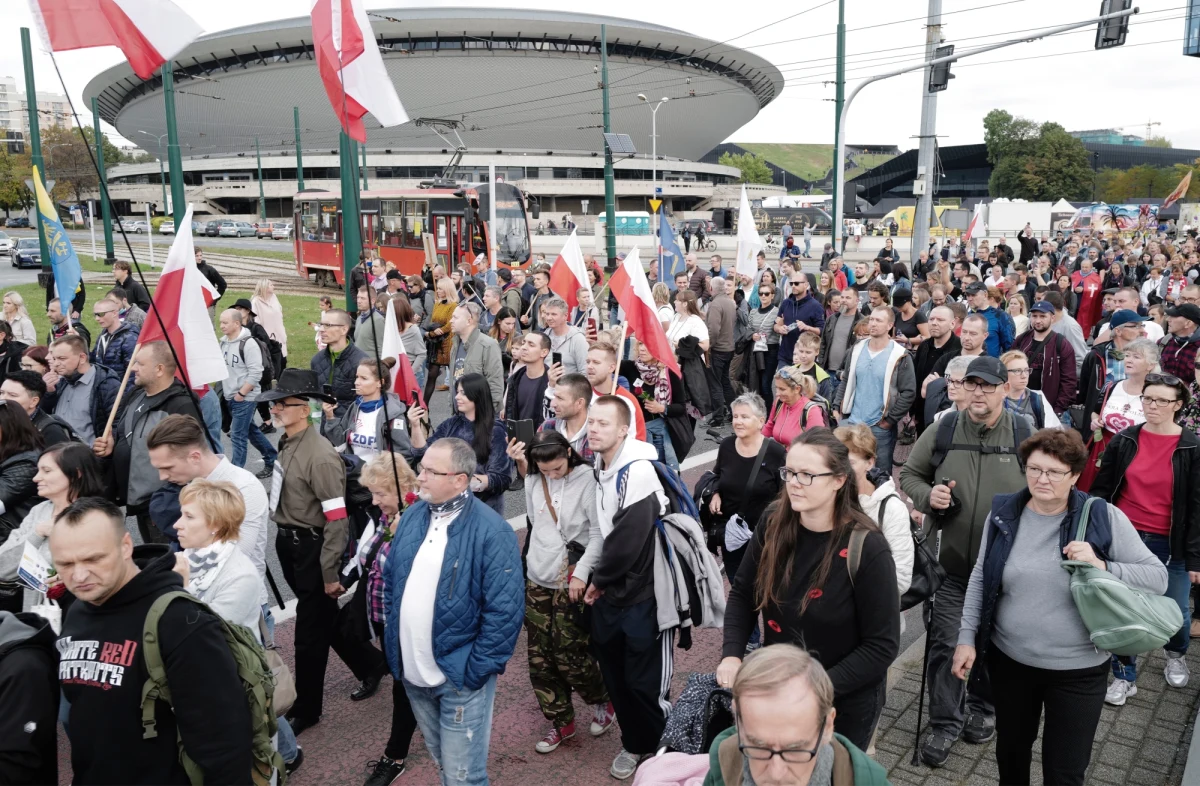 Warszawa, Katowice, Rybnik, Częstochowa, Olsztyn, Płock, Koszalin, Gdańsk– między innymi w tych miastach odbyły się w sobotę protesty przeciwników ograniczeń wprowadzonych przez rząd w związku z rozprzestrzenianiem się koronawirusa. Od dziś  cała Polska znajduje się w strefie żółtej. Oznacza to m.in., że w przestrzeni publicznej wszyscy musimy nosić maseczki: w sklepach, autobusach, ale także na ulicach. W Gdańsku policja użyła gazu pieprzowego do rozpędzenia manifestacji. 