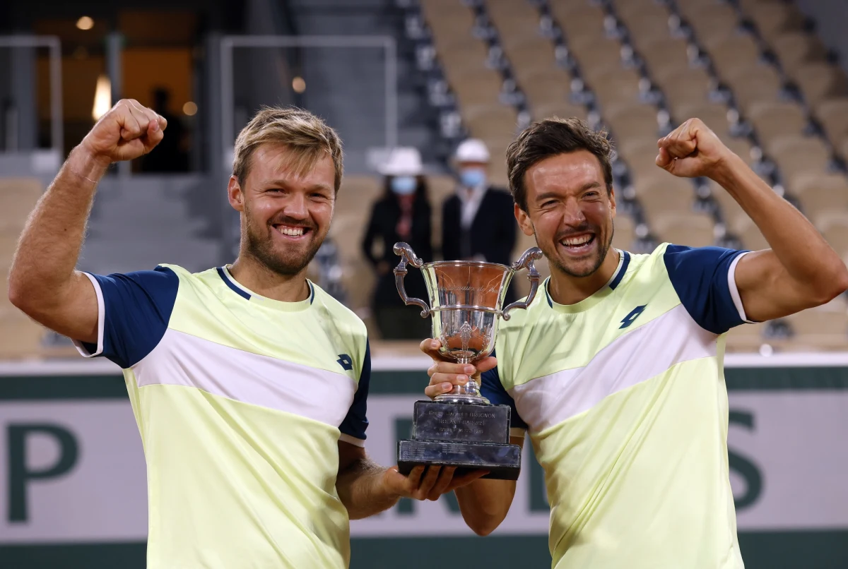 Niemieccy tenisiści Kevin Krawietz i Andreas Mies obronili tytuł mistrzów French Open w deblu. W finale paryskiej imprezy pokonali Chorwata Mate Pavica i Brazylijczyka Bruno Soaresa 6:3, 7:5.