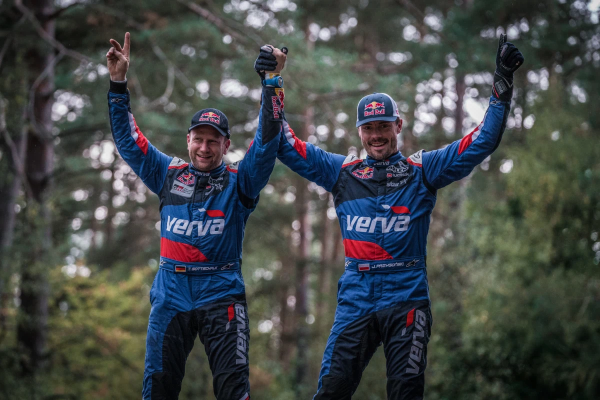 Jadący po raz pierwszy w rajdzie Baja Drawsko zawodnicy ORLEN Team, startowali z numerem 1. i na mecie również zameldowali się z 1. czasem, zdobywając tym samym swoją pierwszą koronę w finałowej rundzie Mistrzostw Polski.