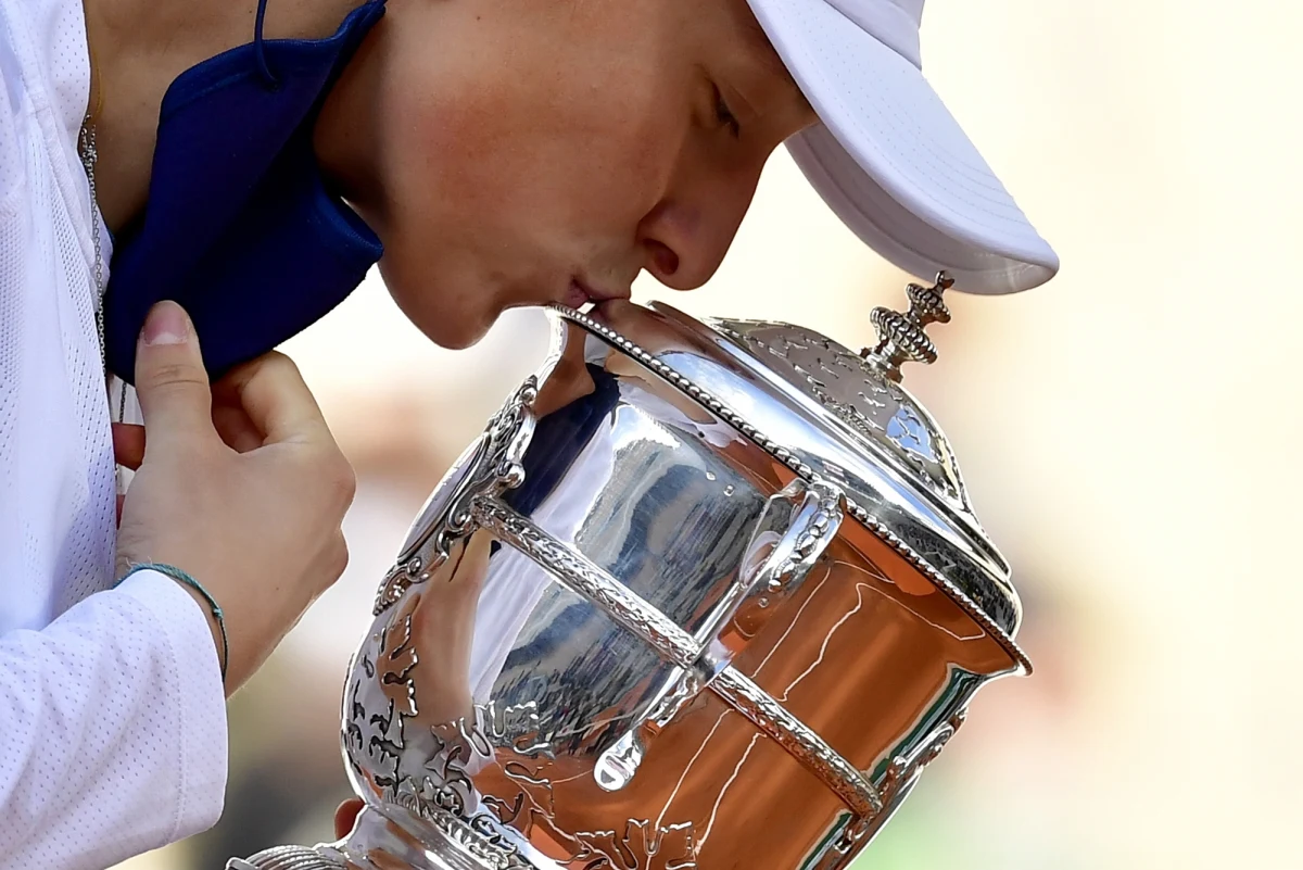 "Mam ambicję być w czołówce WTA dłużej, wiem, że muszę na to dalej pracować" - przyznała w rozmowie z serwisem redbull.pl Iga Świątek, która wygrała French Open. "Zrobiłam wielki wynik, historyczny, to fakt. Ale uważam, że sportowców trzeba oceniać nie za jednostkowy wynik, ale za całokształt" - podkreśliła. "Tak bardzo koncentrowałam się na technice i taktyce, że nie myślałam o stresie" - odpowiedziała, wspominając drogę do zwycięstwa w finale prestiżowego turnieju.