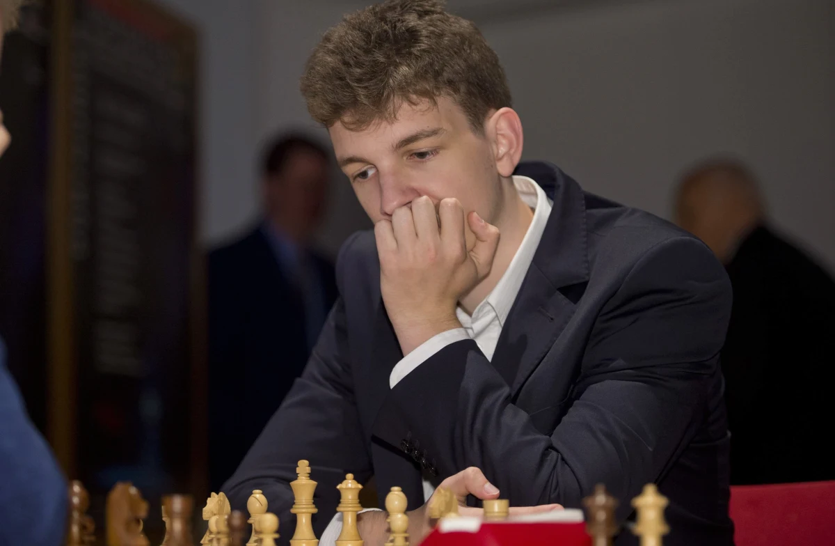 ​Jan Krzysztof Duda pokonał białymi mistrza świata Magnusa Carlsena w piątej rundzie turnieju Altibox Norway Chess w Stavanger z udziałem czołowych szachistów globu. Polak przerwał na 125 serię partii klasycznych Norwega bez porażki.