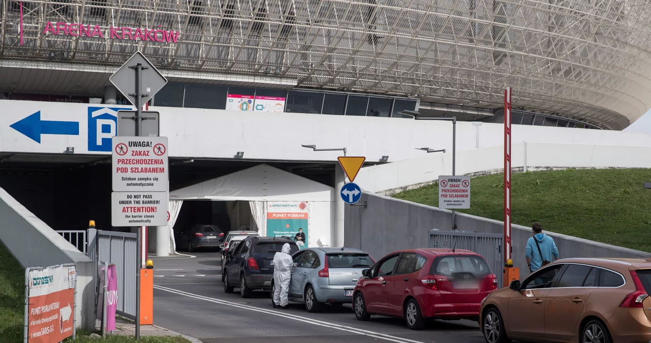 Kolejka osób do pobrania wymazu do badania na obecność koronawirusa. 