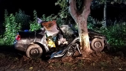 Auto z nastolatkami wjechało w drzewo pod Braniewem. Nie żyje 18-latek