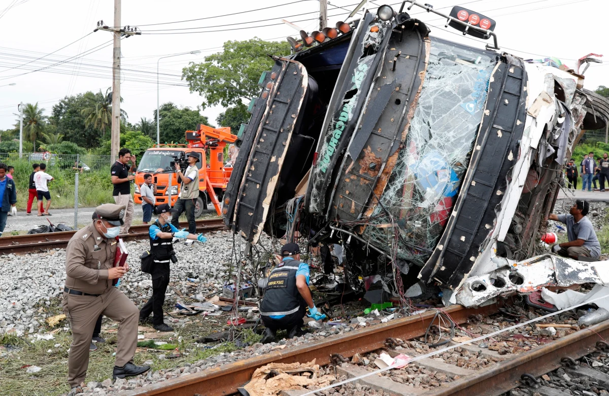 Co najmniej 20 pasażerów autobusu, który zderzył się z pociągiem w pobliżu stacji Khlong Kwaeng Klan w Tajlandii, straciło życie - poinformował w niedzielę gubernator prowincji Chachoengsao Maitree Tritilanon. Autobus wjechał na niestrzeżony przejazd kolejowy.