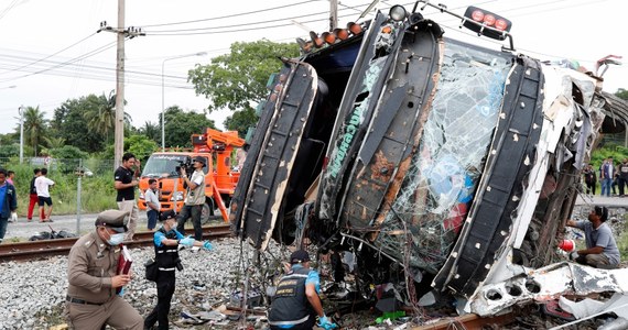 Co najmniej 20 pasażerów autobusu, który zderzył się z pociągiem w pobliżu stacji Khlong Kwaeng Klan w Tajlandii, straciło życie - poinformował w niedzielę gubernator prowincji Chachoengsao Maitree Tritilanon. Autobus wjechał na niestrzeżony przejazd kolejowy.