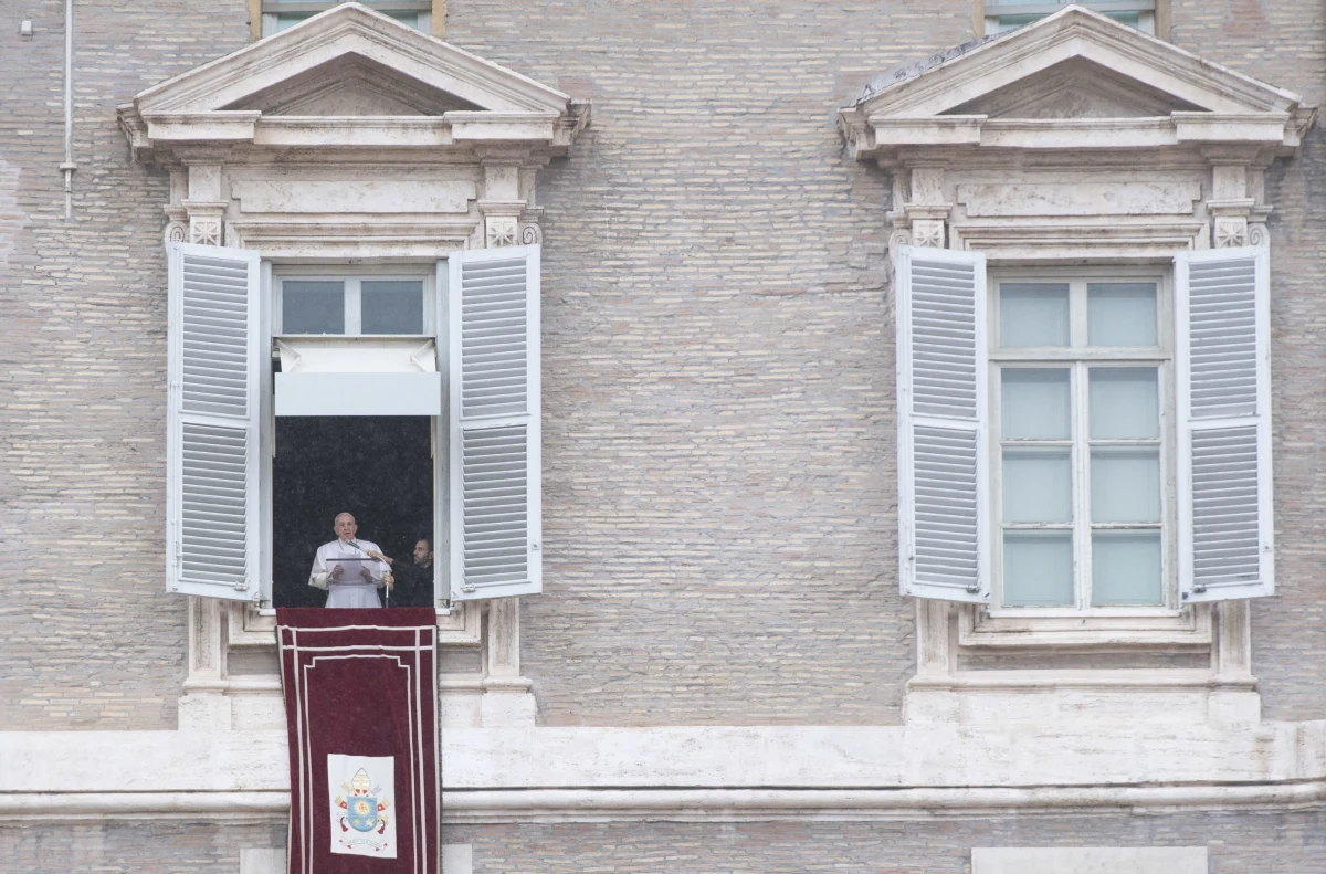 Papież Franciszek powiedział, że osoby świeckie, zwłaszcza kobiety powinny mieć większy udział w instytucjach kierujących życiem Kościoła. "Nikt z nas nie został ochrzczony jako ksiądz czy biskup, wszyscy zostaliśmy ochrzczeni jako świeccy" - mówił wiernym.