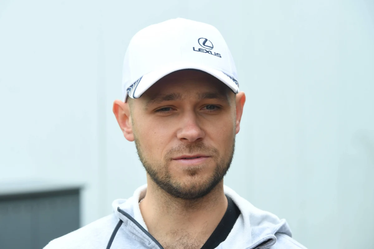 "Iga zawsze gra dla zwycięstw, zawsze gra dla ludzi, którzy jej kibicują, uwielbia, kiedy jest doping. To sprawia, że robi to, co lubi, a cała reszta nie ma dla niej znaczenia" - mówił w internetowej części Porannej rozmowy w RMF FM trener Igi Świątek Piotr Sierzputowski. Szkoleniowiec stwierdził, że jeśli Świątek dalej będzie się trzymała swoich zasad, to nie będzie miała problemu z poradzeniem sobie z ogromnym sukcesem, jaki osiągnęła. 