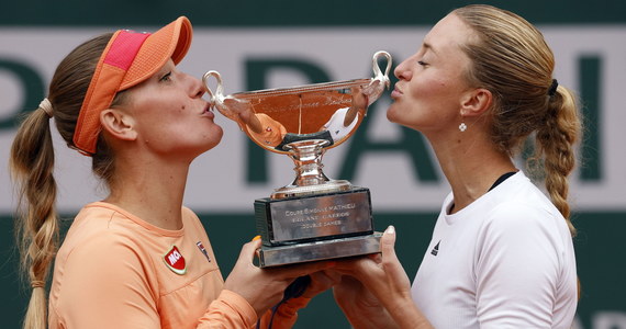 Francuzka Kristina Mladenovic i Węgierka Timea Babos obroniły tytuł w deblu w wielkoszlemowym turnieju French Open. Rozstawione z "dwójką" tenisistki w finale pokonały Chilijkę Aleksę Guarachi i Amerykankę Desirae Krawczyk (14.) 6:4, 7:5.