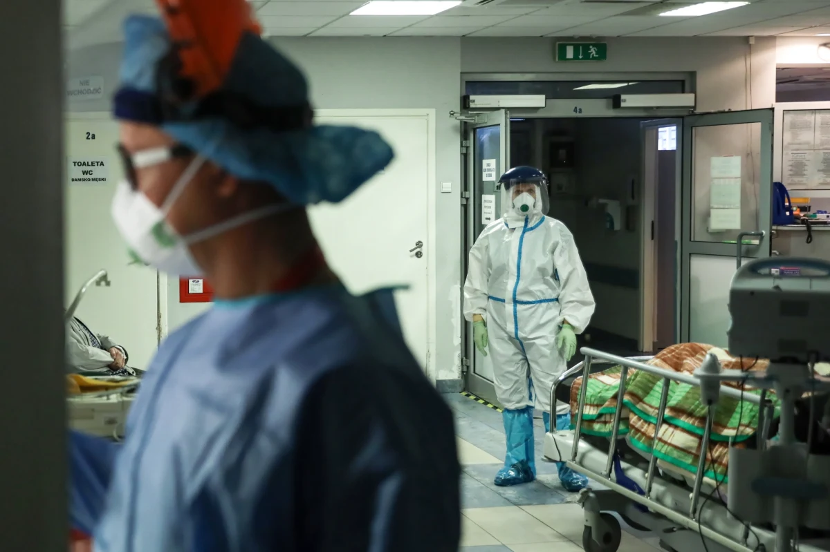 Pacjent z Prudnika chory na Covid-19 zmarł przed oddziałem ratunkowym w Nysie - pisze „Nowa Trybuna Opolska”. Jak informuje gazeta, nie było dla niego miejsca w szpitalu.