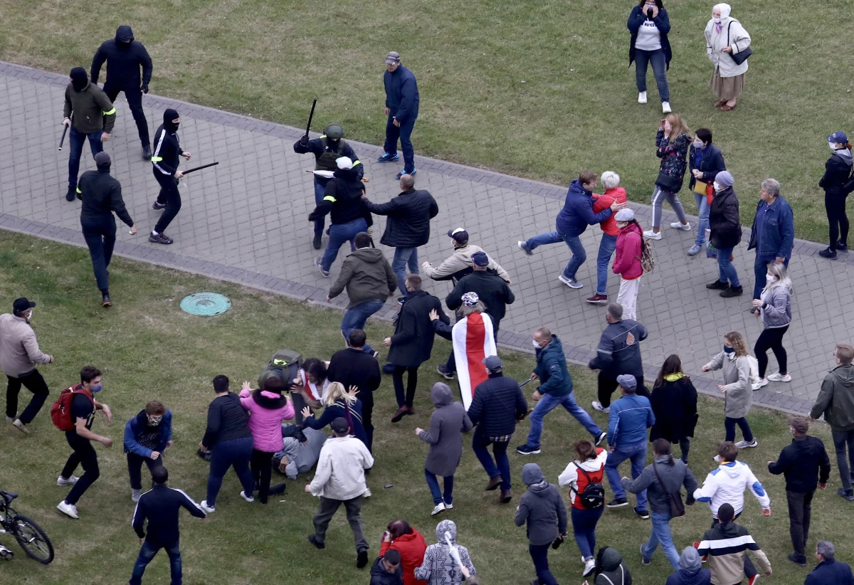 Ponad 250 osób zostało zatrzymanych w niedzielę podczas akcji protestacyjnych w różnych miastach Białorusi – poinformowało centrum praw człowieka „Wiasna”. Zdecydowana większość osób została zatrzymana w Mińsku, ale oprócz tego zdarzały się zatrzymania w Brześciu, Witebsku, Mohylewie, Grodnie, Mołodecznie, Żłobinie, Kobryniu i Bobrujsku. Ponad 40 osób zatrzymanych to dziennikarze. Niektórzy z nich zostali już zwolnieni.