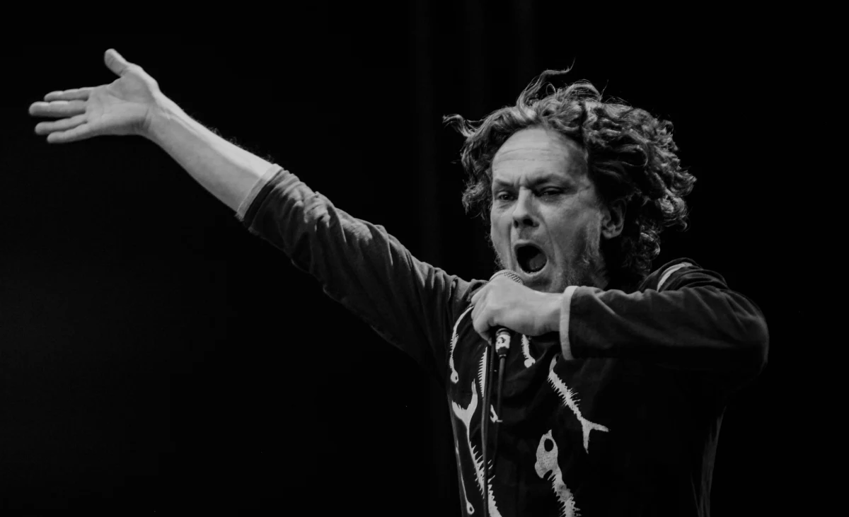 W niedzielę w wieku 58 lat zmarł Paweł "Kelner" Rozwadowski, wokalista, gitarzysta i autor tekstów, współzałożyciel zespołów Izrael oraz Deuter. Był jedną z czołowych postaci polskiego punk rocka i reggae.