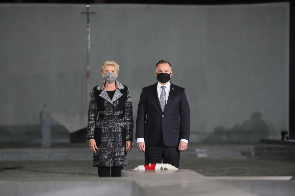 "Prawda o bestialskim ludobójczym morderstwie, jakiego sowieci dokonali na polskich oficerach w Katyniu, Charkowie i Bykowni, to jeden z najsilniejszych fundamentów Polski wolnej, prawdziwej suwerennej i niepodległej" - powiedział w Bykowni Andrzej Duda. Prezydent Polski razem z małżonką Agatą Kornhauser-Dudą są z trzydniową wizytą na Ukrainie. 