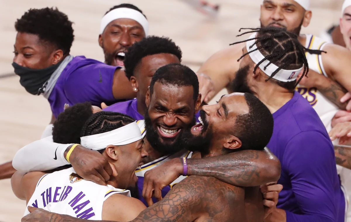 Po raz 17. w historii koszykarze Los Angeles Lakers zdobyli mistrzostwo ligi NBA. W niedzielę pokonali Miami Heat 106:93 i wygrali finałową rywalizację 4-2. 