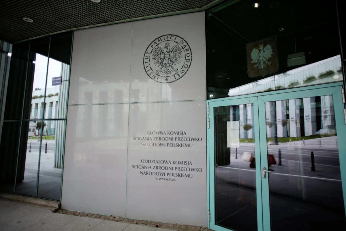 Ponad 100 dokumentów SB z lat 1970-90, opatrzonych m.in. klauzulami "ściśle tajne" i "tajne specjalnego znaczenia", odzyskali prokuratorzy Komisji Ścigania Zbrodni przeciwko Narodowi Polskiemu. Nielegalnie przechowywał je były funkcjonariusz Służby Bezpieczeństwa, który po roku '90 miał wysokie stanowisko w Urzędzie Ochrony Państwa.