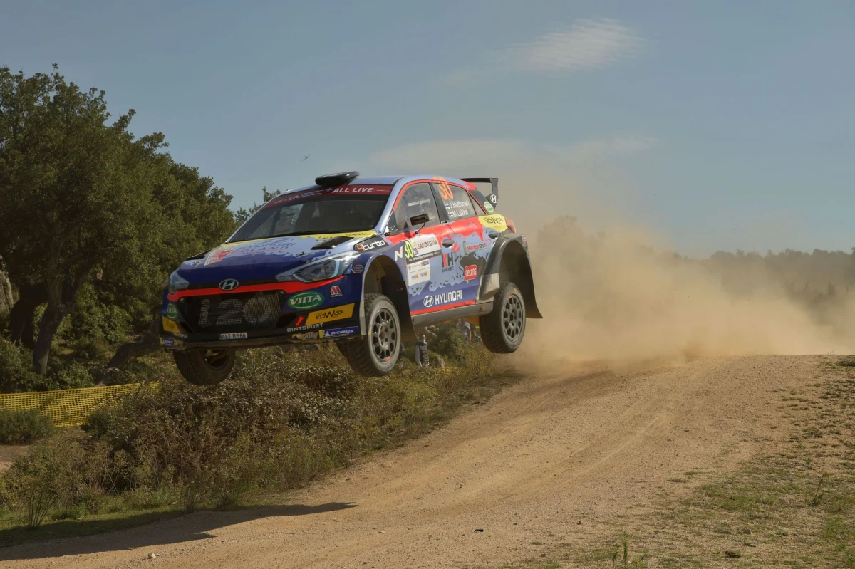 Jari Huttunen i Mikko Lukka zanotowali kolejny doskonały wynik we wspólnej rajdowej karierze: debiut w Rally Italia Sardegna zakończyli zwycięstwem w kategorii WRC 3. Na swoim koncie mają więc dwie - razem z Rajdem Szwecji - wygrane rundy mistrzostw świata.