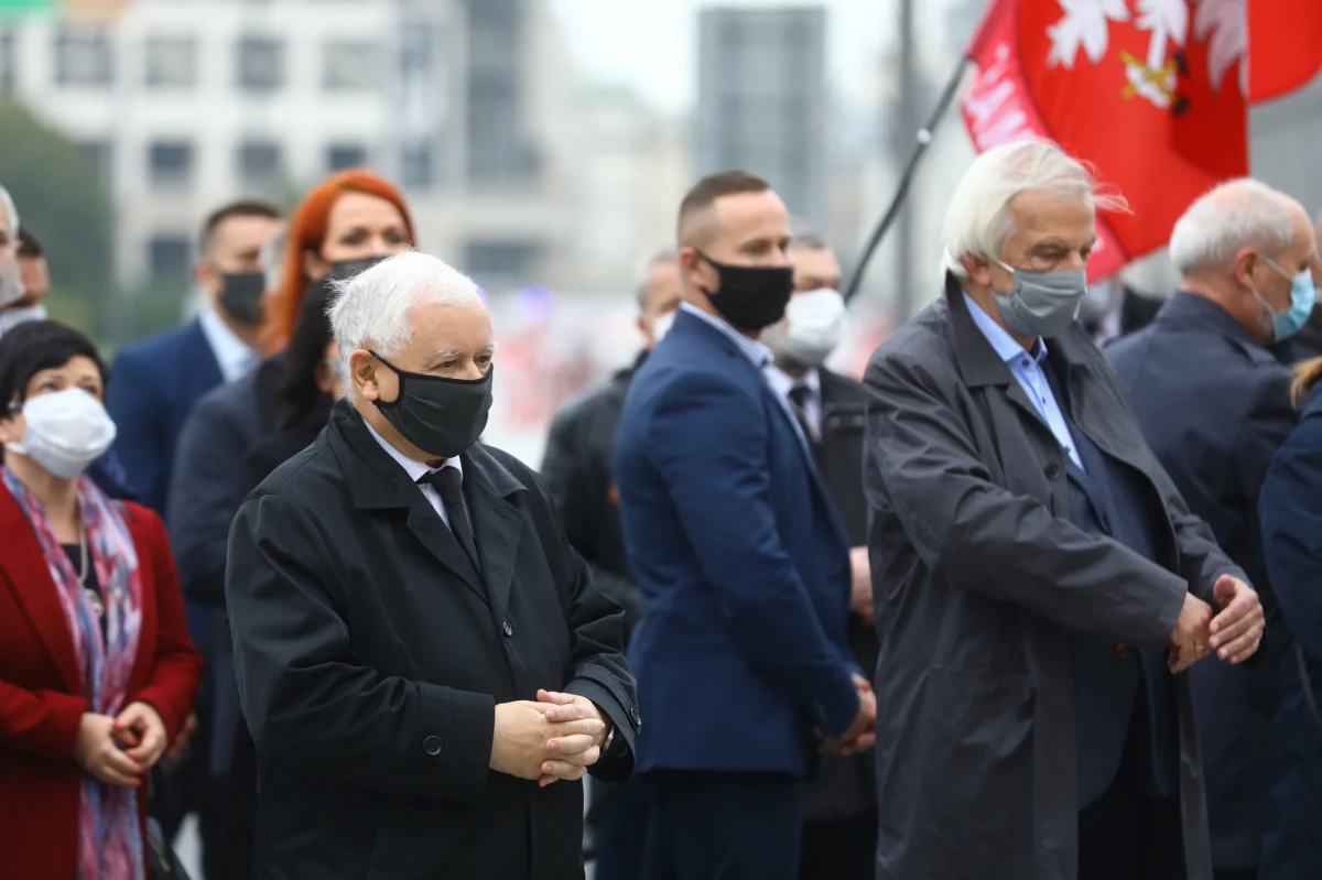 "Gdyby sytuacja bardzo się pogarszała, to może się pojawić konieczność wprowadzenia stanu nadzwyczajnego" – stwierdził dziś szef klubu PiS Ryszard Terlecki. Poseł w rozmowie z dziennikarzami ocenił też, że rząd „świetnie" przygotował się do drugiej fali pandemii i zapowiedział wieczorne spotkanie Rady Koalicji Zjednoczonej Prawicy.