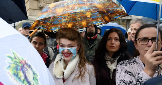 Ponad 10-krotnie wzrosła dzienna liczba mandatów za brak maseczek - chodzi o porównanie z ubiegłym tygodniem przed wprowadzeniem w całym kraju strefy żółtej. Jak dowiedział się dziennikarz RMF FM Krzysztof Zasada, w ostatni weekend policjanci w całym kraju wystawili blisko 11 tysięcy takich mandatów.