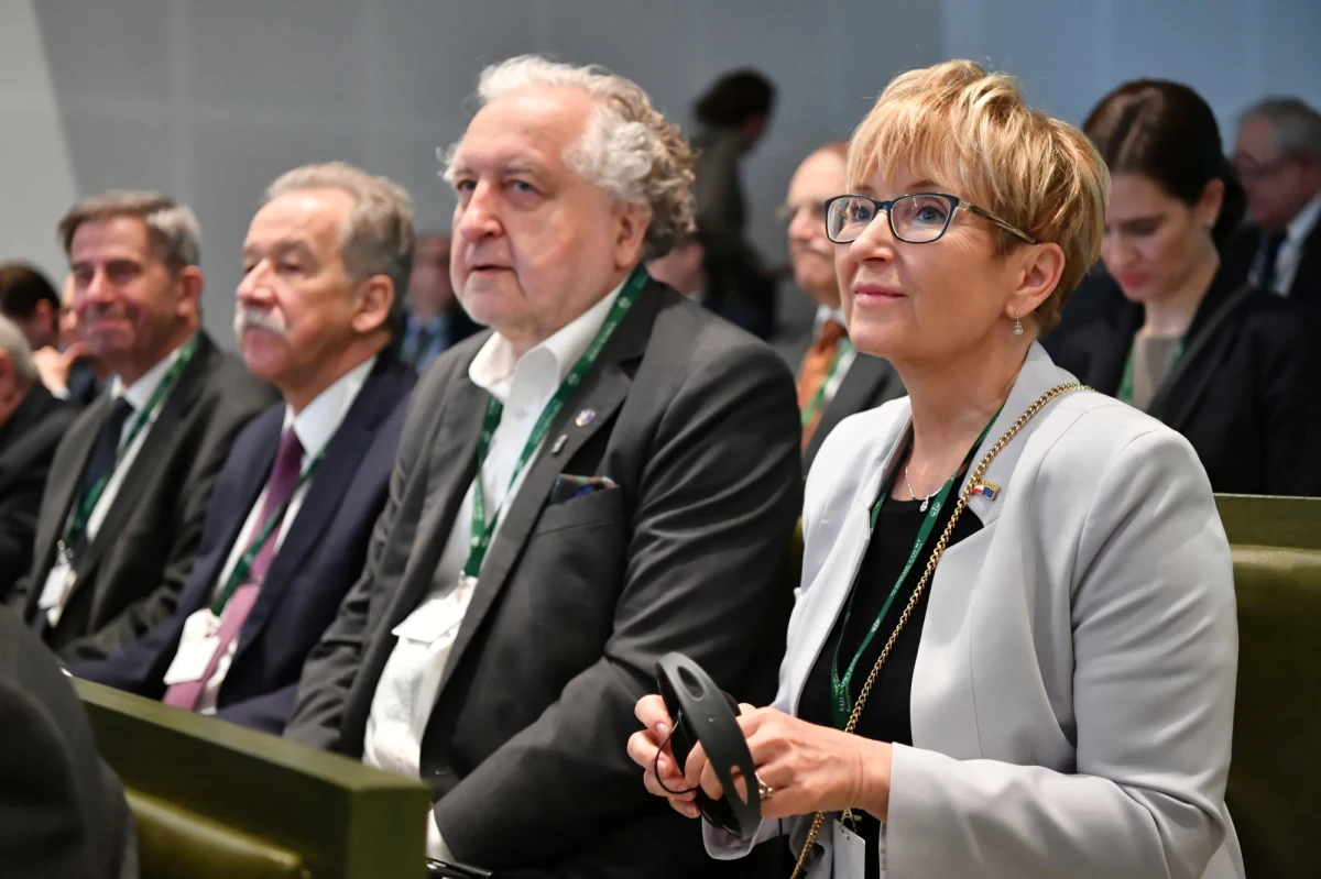 Po kilkugodzinnej przerwie Izba Dyscyplinarna Sądu Najwyższego wznowiła posiedzenie ws. wniosku prokuratury o uchylenie immunitetu krakowskiej sędzi Beaty Morawiec. Wniosek skierowała Prokuratura Krajowa: śledczy chcą bowiem postawić Morawiec zarzuty m.in. przywłaszczenia środków publicznych, nadużycia uprawnień i przyjęcia korzyści majątkowej. Sędzia - która niejednokrotnie krytycznie oceniała zmiany w wymiarze sprawiedliwości, forsowane w ostatnich latach przez obóz rządzący - stanowczo zaprzecza zarzutom, a działania prokuratury uznaje za motywowane politycznie.