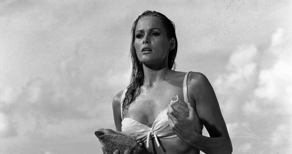 Bikini, w którym pierwsza dziewczyna Bonda Ursula Andress wystąpiła w filmie „Dr No”, pojawi się na aukcji. Według ekspertów wyjątkowy strój kąpielowy może osiągnąć cenę nawet pół miliona dolarów.