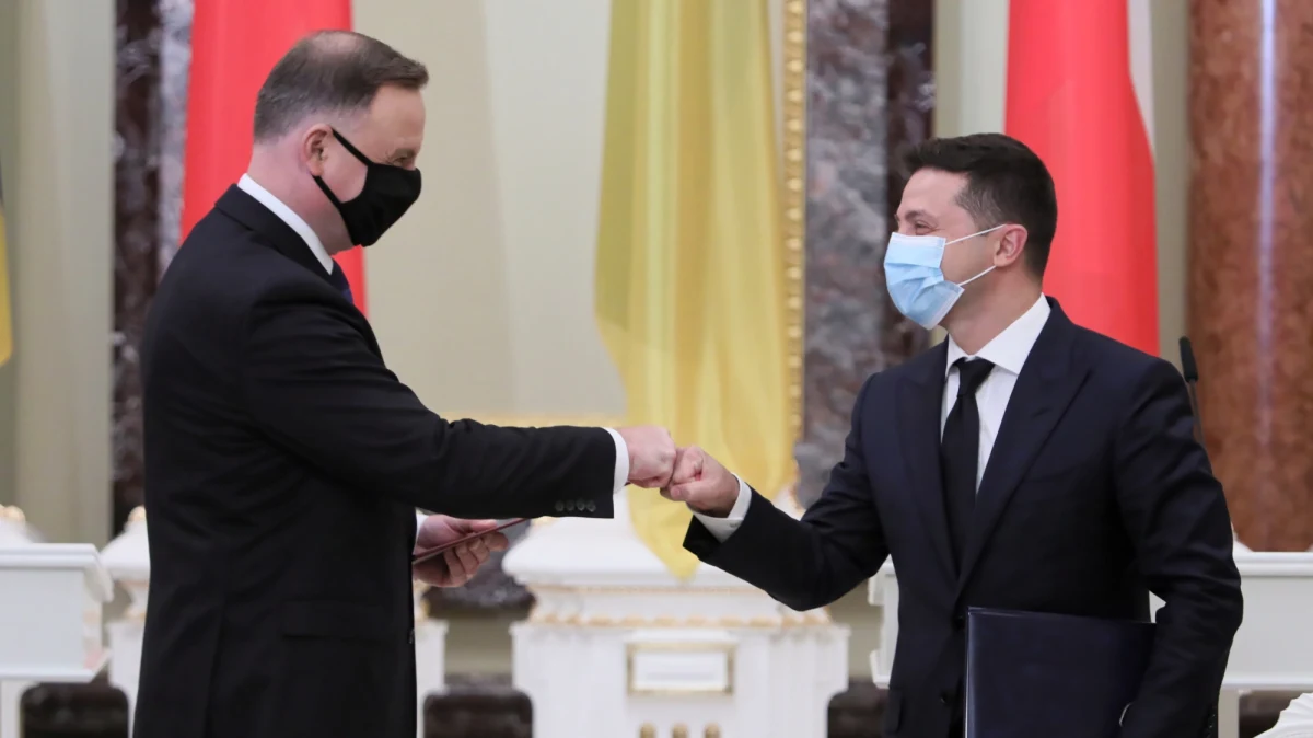 Polityka sankcji na Rosję powinna być kontynuowana do czasu deokupacji terytorium Ukrainy - oznajmili prezydenci Polski Andrzej Duda i Ukrainy Wołodymyr Zełenski na wspólnej konferencji prasowej w Kijowie. Wyrazili też nadzieję na dalszą współpracę między państwami. 