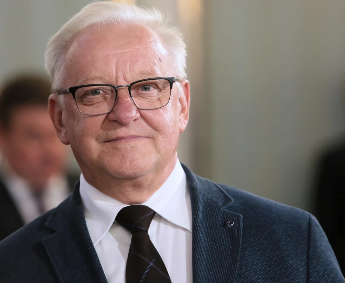 „Póki co sytuacja jest w pewnym sensie pod kontrolą. Według moich informacji ani łózek ani respiratorów nie powinno zabraknąć” – przekonywał na antenie RMF FM wiceprzewodniczący sejmowej komisji zdrowia Bolesław Piecha. W rozmowie z Marcinem Zaborskim przyznał, że obawia się jedynie o to, że – jeżeli pandemia będzie się rozwijać – może zabraknąć personelu medycznego, do obsługi respiratorów i leczenia pacjentów.