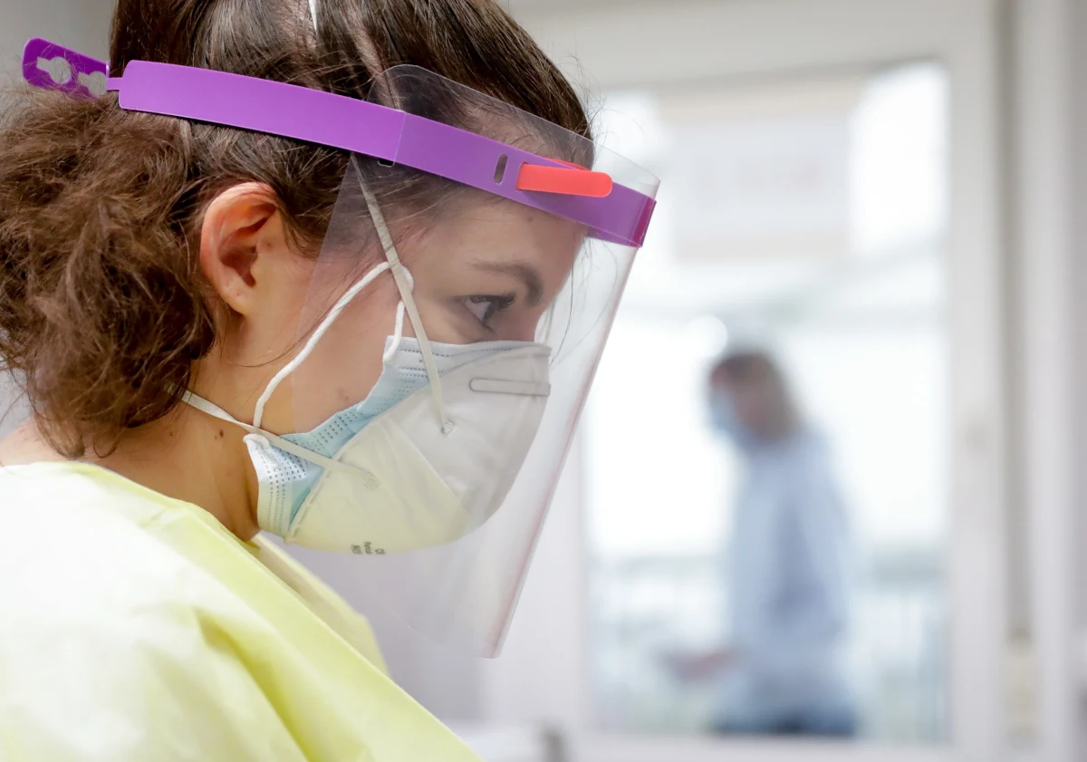 "To już nie jest sytuacja kryzysowa. To jest wojna" - mówią przedstawiciele małopolskich szpitali powiatowych. W wielu miejsca na tak zwanych "oddziałach covidowych" skończyły się po kilku godzinach od otwarcia. 