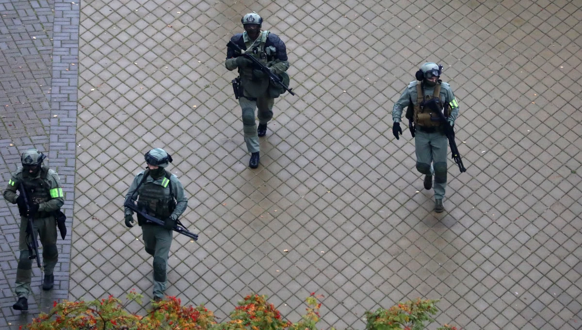 Milicja i wojsko na ulicach białoruskich miast w razie potrzeby będzie używać ostrej amunicji - ostrzega resort spraw wewnętrznych w Mińsku. Takie oświadczenie wydał wiceszef MSW Giennadij Kozakiewicz.