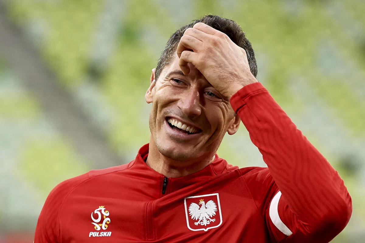 Robert Lewandowski doznał lekkiej kontuzji w niedzielnym meczu Ligi Narodów z Włochami w Gdańsku. Sportowiec przeszedł już badania. Nie doszło do uszkodzenia stawu skokowego. Jest szansa, że piłkarz zagra w środę przeciwko Bośniakom we Wrocławiu.