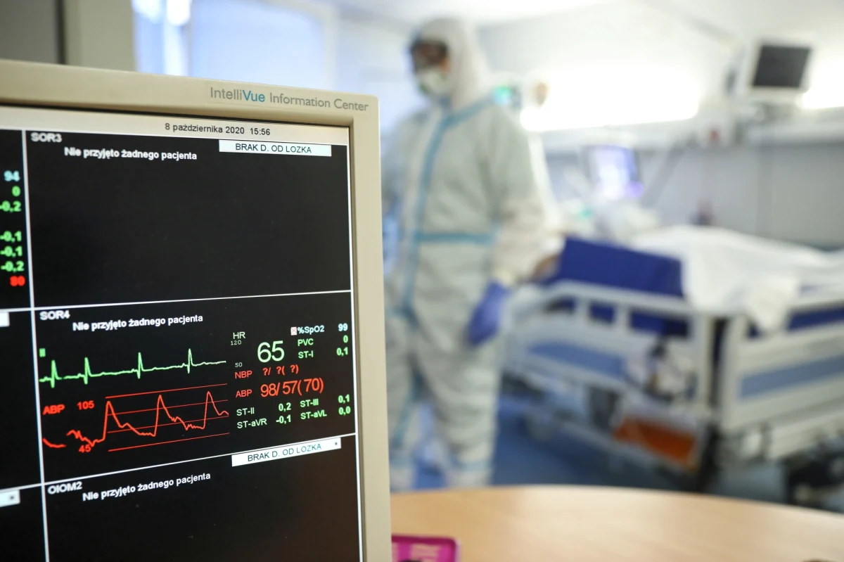 "Otrzymaliśmy smutną wiadomość, że odszedł od nas nasz Uczeń i Kolega, Michał" – poinformował w poniedziałek wieczorem Zespół Szkół numer 30 w Bydgoszczy.  "Naprawdę proszę, byśmy byli odpowiedzialni" - zaapelował w mediach społecznościowych Rafał Bruski, prezydent Budgoszczy. 20-latek był zarażony koronawirusem.