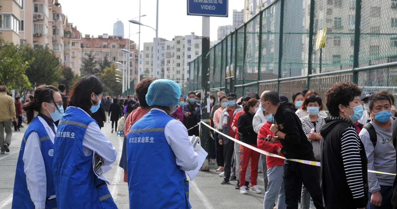 Na zdjęciu: Mieszkańcy Qingdao w oczekiwaniu na testy