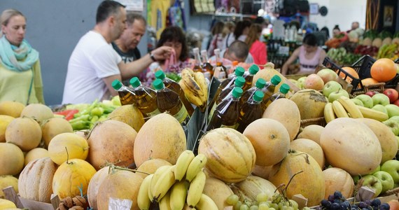 Handlowcy krytykują godziny dla seniorów, wprowadzone przez rząd w związku z epidemią koronawirusa. W praktyce oznaczają minimalny ruch w ciągu tych 2 godzin – mówi prezes Polskiej Organizacji Handlu i Dystrybucji Renata Juszkiewicz. W podobnym tonie wypowiada się wiceprezes Polskiej Izby Handlu Maciej Ptaszyński. Jego zdaniem, godziny dla seniorów są nietrafione, bo osoby starsze i tak robią zakupy kiedy chcą, a podczas wiosennego lockdownu sklepy między 10 a 12 były niemal puste.