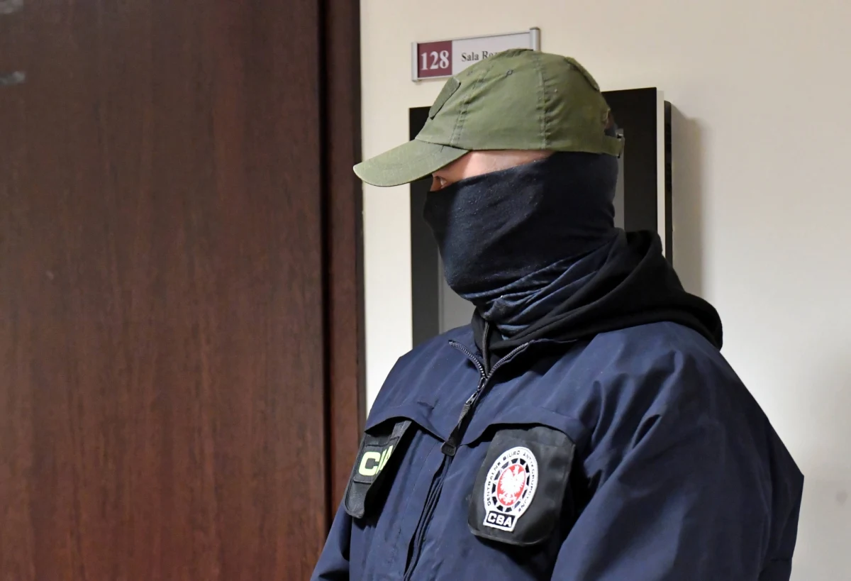 CBA zatrzymało Dyrektora Wojskowego Instytutu Higieny i Epidemiologii w Warszawie w związku z przywłaszczeniem sprzętu ochronnego. W Prokuraturze Okręgowej ma usłyszeć zarzuty nadużyć w związku z epidemią koronawirusa - poinformowała we wtorek rano Polska Agencja Prasowa. 