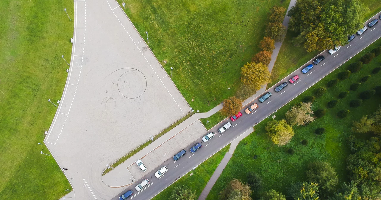 10 października, Kraków. Kolejka samochodów do testów na COVID w punkcie przy Tauron Arenie