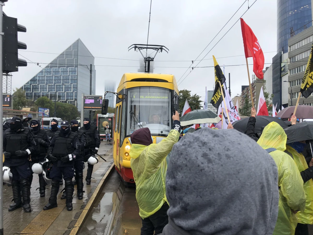 Rolnicy z całego kraju po raz kolejny zjechali do Warszawy na manifestację. Ok. 70 tys. osób protestowało przeciwko nowelizacji ustawy o ochronie zwierząt, zakazującej hodowli zwierząt na futra i ograniczającej ubój rytualny. "Determinacja jest olbrzymia wśród rolników, spontaniczność olbrzymia" – mówił RMF FM Jan Skrypoczko, rolnik spod mazurskiego Węgorzewa.
