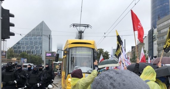 Rolnicy z całego kraju po raz kolejny zjechali do Warszawy na manifestację. Ok. 70 tys. osób protestowało przeciwko nowelizacji ustawy o ochronie zwierząt, zakazującej hodowli zwierząt na futra i ograniczającej ubój rytualny. "Determinacja jest olbrzymia wśród rolników, spontaniczność olbrzymia" – mówił RMF FM Jan Skrypoczko, rolnik spod mazurskiego Węgorzewa.