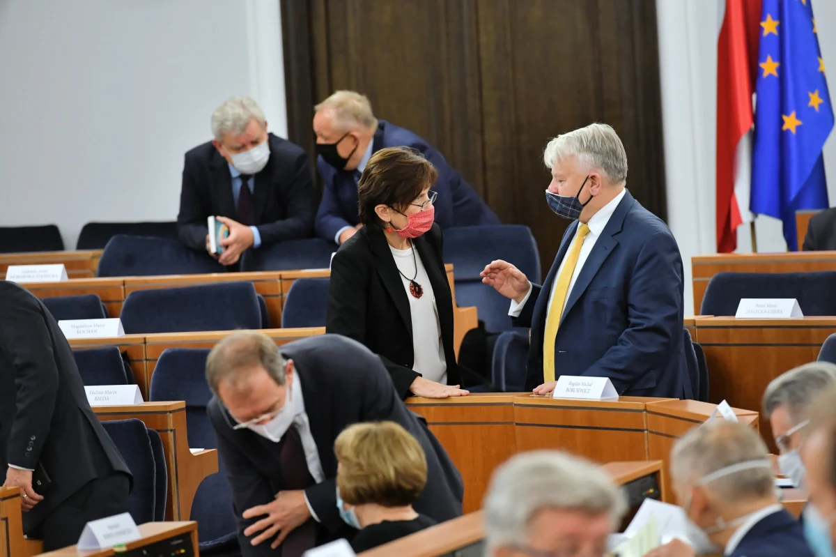 W Senacie od godz. 9. trwała debata nad poprawkami do ustawy o ochronie zwierząt - tak kontrowersyjnej, że wczoraj za jej odrzuceniem w całości opowiedziała się senacka komisja rolnictwa - mimo kompromisowych propozycji jej złagodzenia przedstawionych przez rząd. Posiedzenie senackich komisji rolnictwa i ustawodawczej zostało przełożone na środę na godz. 9:30. Głosowanie w sprawie ustawy zaplanowano natomiast na godz. 12:30. W Warszawie kilkadziesiąt tysięcy rolników protestowało przeciwko "Piątce dla zwierząt".