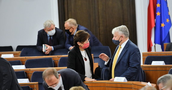 W Senacie od godz. 9. trwała debata nad poprawkami do ustawy o ochronie zwierząt - tak kontrowersyjnej, że wczoraj za jej odrzuceniem w całości opowiedziała się senacka komisja rolnictwa - mimo kompromisowych propozycji jej złagodzenia przedstawionych przez rząd. Posiedzenie senackich komisji rolnictwa i ustawodawczej zostało przełożone na środę na godz. 9:30. Głosowanie w sprawie ustawy zaplanowano natomiast na godz. 12:30. W Warszawie kilkadziesiąt tysięcy rolników protestowało przeciwko "Piątce dla zwierząt".