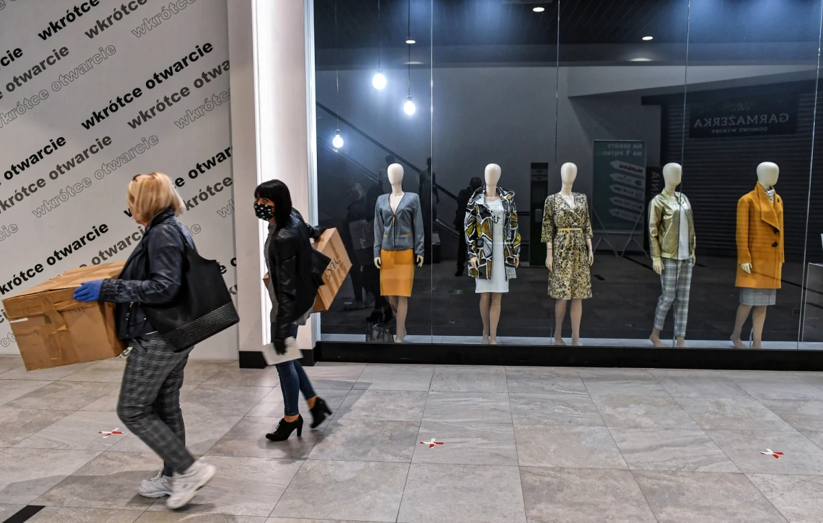 Polacy w pierwszych sześciu miesiącach tego roku odwiedzili sklepy o 12 proc. rzadziej niż przed rokiem - wynika z analiz Panelu Gospodarstw Domowych GfK Polonia. Jednocześnie o 20 proc. wzrosła wartość średnich jednorazowych zakupów np. żywności. 