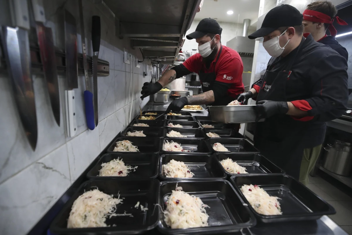 Wprowadzenie obowiązku noszenia maseczek oznacza zakaz jedzenia, picia i palenia w przestrzeni publicznej. Każdej, za wyjątkiem pociągu - informuje WP. 