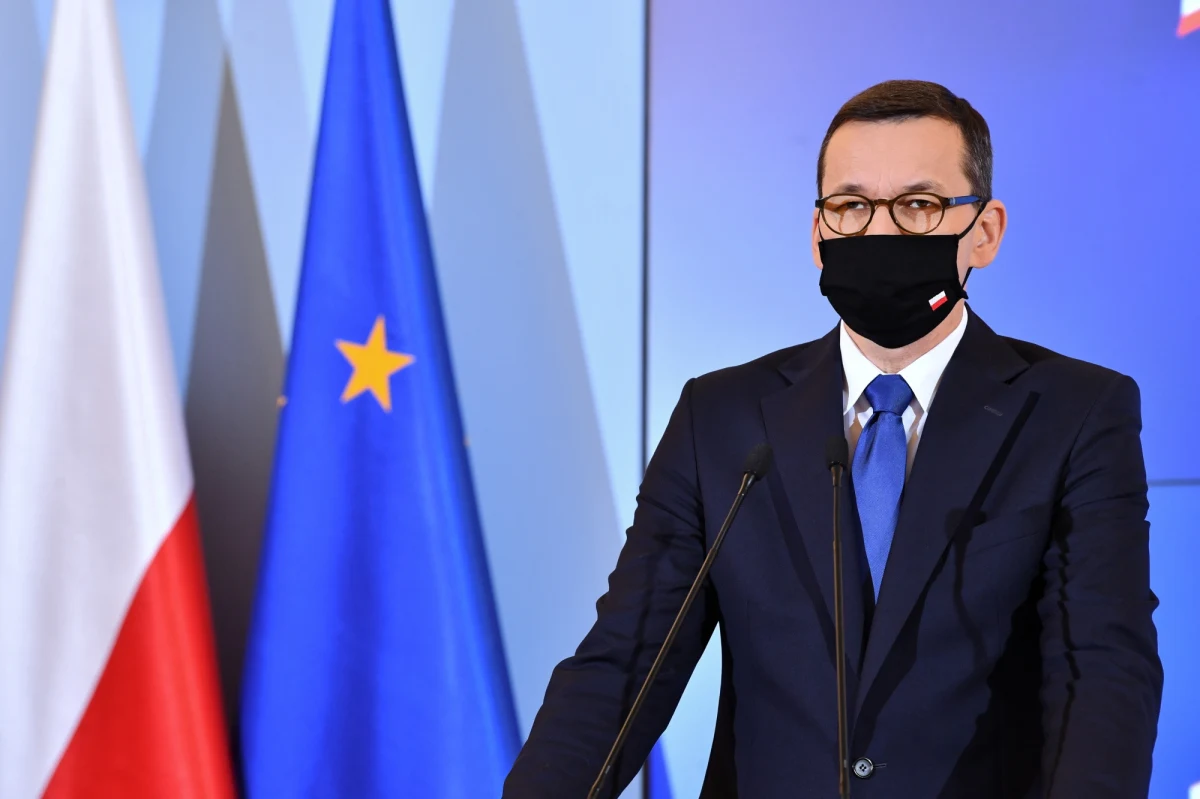 Premier Mateusz Morawiecki zwrócił się w facebookowym wpisie do "osób, które zaprzeczają istnieniu Covid-19, agresywnie i ostentacyjnie odmawiają noszenia maseczek, szerzą fake newsy i pseudonaukowe teorie". "Zdrowie i życie Was i Waszych bliskich zależy również od przestrzegania zasad, z którymi się nie zgadzacie" - podkreślił. Minister zdrowia Adam Niedzielski ostrzegł z kolei, że "zdjęcie maseczki to jak odcięcie hamulca w samochodzie".