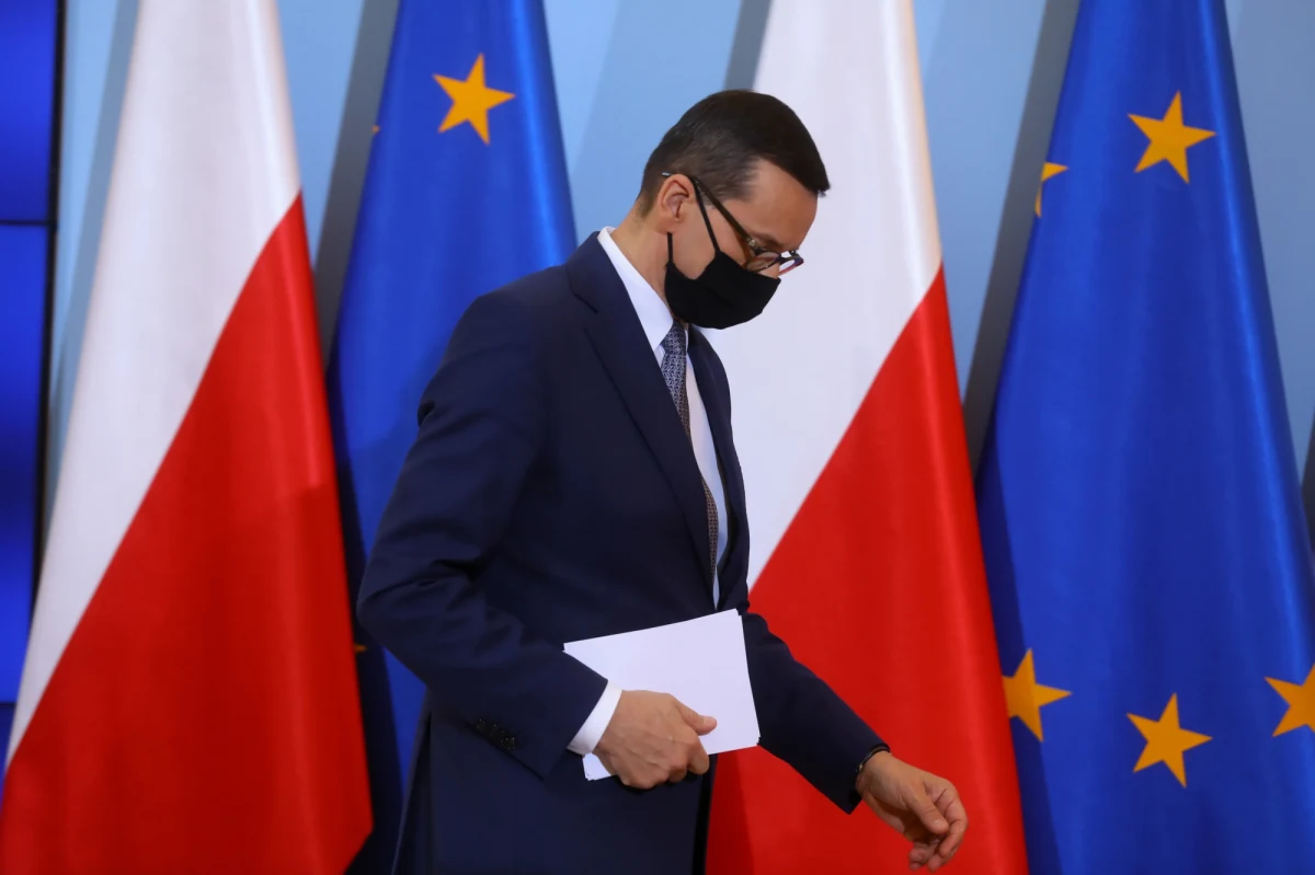 Premier Mateusz Morawiecki zostaje objęty kwarantanną: w piątek szef rządu miał kontakt z osobą zarażoną koronawirusem. "Od dziś przechodzę na tryb pracy zdalnej" - przekazał. Rzecznik rządu podkreślił natomiast w oświadczeniu, że "u premiera nie stwierdzono dotychczas zachorowania na Covid-19" oraz że "nie ma objawów choroby". Poinformował również, że premier jest na kwarantannie w związku z zarażeniem się funkcjonariusza Służby Ochrony Państwa.