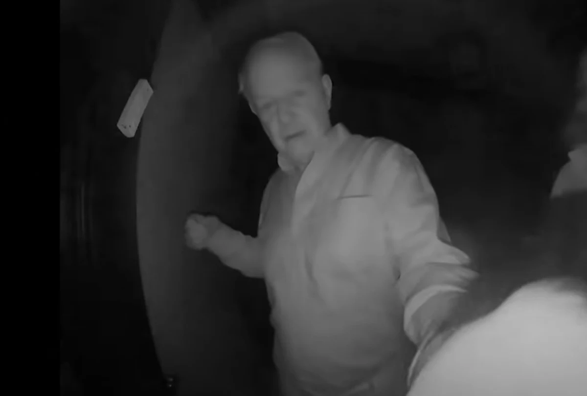 Nagrodę Nobla w dziedzinie ekonomii otrzymali Amerykanie Paul R. Milgrom i Robert B. Wilson. Kiedy Królewska Szwedzka Akademia Nauk ogłaszała nazwiska laureatów, za Oceanem był środek nocy. Jeden z laureatów Paul Milgrom miał wyciszoną komórkę i nie słyszał telefonów ze Sztokholmu. Na szczęście jego kolega z uniwersytetu, drugi z nagrodzonych Robert Wilson mieszka po drugiej stronie ulicy. Wstał więc, by osobiście przekazać wiadomość sąsiadowi. Moment ten uchwyciła kamera, zamieszczona w domofonie. 