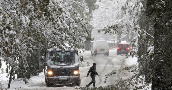 W nocy w Zakopanem spadł pierwszy jesienny śnieg. Według synoptyków opady śniegu lub deszczu ze śniegiem pod Tatrami mają utrzymać się do niedzieli. Na Gorącą Linię RMF FM dostajemy również zdjęcia od Was m.in. z ośnieżonej Rabki - Zdroju. 
