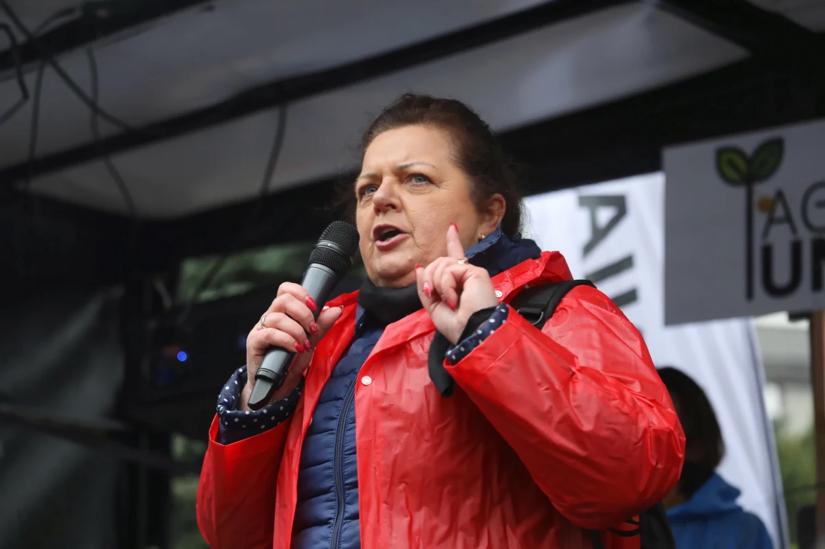 „Rolnicy mają jeszcze nadzieję, że pan prezydent zrobi to, co jest w jego mocy. A więc zawetuje, może i nawet pójdzie do Trybunału Konstytucyjnego, chociaż i tak mamy wątpliwości co do tego. W ostateczności zostaje nam Strasburg, ale nie chcielibyśmy skarżyć na własny kraj, bo to nie jest przyjemne. Brudy powinno się prać w domu, u siebie, a nie na zewnątrz” – mówiła Renata Beger w internetowej części Popołudniowej rozmowy w RMF FM. 