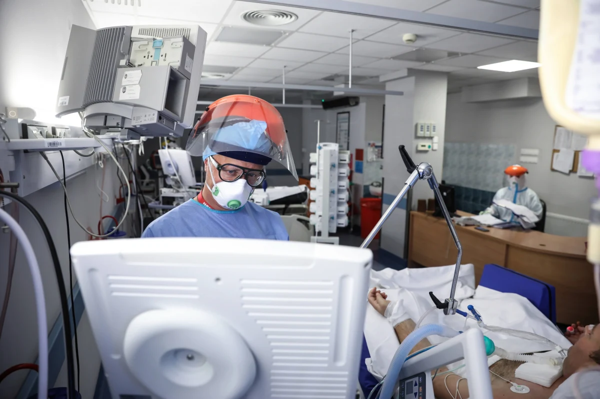 394 respiratory ma wydać szpitalom powiatowym w całej Polsce Agencja Rezerw Materiałowych - dowiedział się reporter RMF FM. Resort zdrowia zebrał za szpitali poziomu pierwszego informacje na temat zapotrzebowania na te urządzenia i wydał agencji taką dyspozycje.