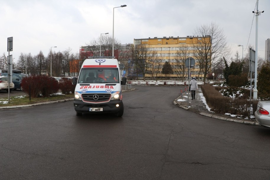 Pacjent z koronawirusem zmarł w karetce. Prokuratura wszczęła śledztwo
